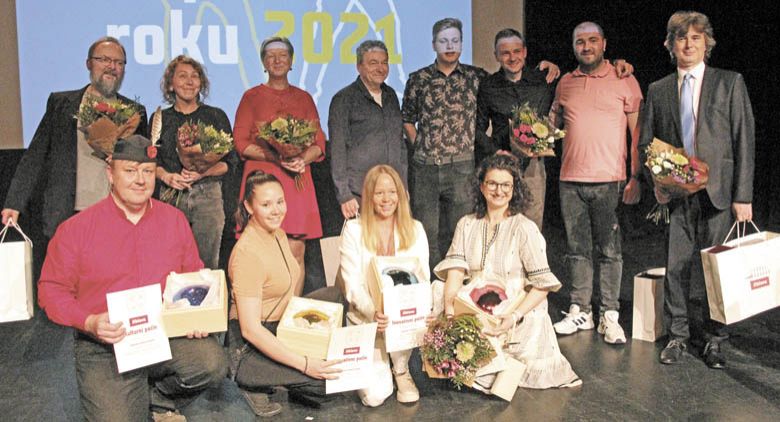 SPOLEČNÉ foto finalistů anket Kulturní počin roku 2021 a Inovativní počin roku 2021. Dole zleva za Sokol Jihlava starosta Martin Zuzaňák a za klub Nart Dance School trenérky Natálie a Barbora Schrekovy a Anna Korba Vanacká. Nahoře zleva představitelé ZUŠ Jihlava, Oblastní charity Jihlava, The Shots a Filharmonie G. Mahlera. Foto na stránce: Jiří Varhaník