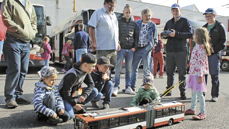 DĚTI i dospělé zaujala funkční zmenšenina kloubového trolejbusu 15 Tr, kterou kousek po kousku sestavil zaměstnanec brněnského Dopravního podniku Jakub Diviš (na fotce s dálkovým ovládáním). Foto: Veronika Dawidowicz